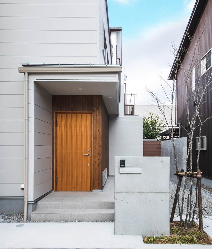 雰囲気のある杉板張の玄関ドアがお出迎え。